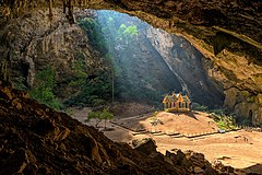 Tweede plaats: Koninklijk paviljoen in Phraya Nakhon Cave in Khao Sam Roi Yot National Park, Prachuap Khiri Khan provincie, Thailand. – Naamsvermelding: BerryJ (CC BY-SA 4.0)