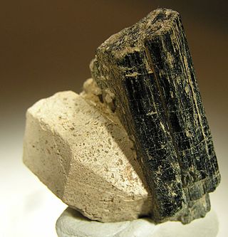 <span class="mw-page-title-main">Hornblende</span> Complex inosilicate series of minerals