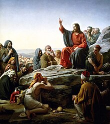 Jesús seu a dalt la muntanya i predica a la multitud