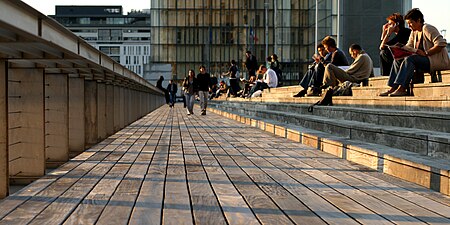 La grande terrasse en bois, sur le toit de la bibliothèque (elle-même enterrée), est un lieu de rencontre apprécié des Parisiens.
