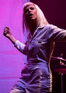 Dagny performing in 2017