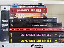 Empilement de livres et de DVD.