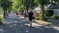 Läufer laufen auf einer Allee