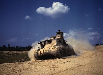 Un char de combat M3 Lee, lors d'un entraînement à Fort Knox, dans le Kentucky, en 1942. (définition réelle 3 000 × 2 200)