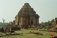 Une des représentations de Sûrya du sikhara, l’édifice principal du temple de Sûrya à Konârak.