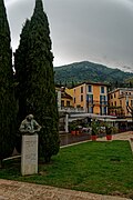 Lago di Garda - Salò - Lungolaga Zanardelli - Bust of Gasparo da Salò (inventor of the Violin) by sculptor Angelo Zanelli.jpg