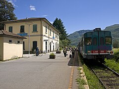 La fermata con un ALn 668 serie 3100 in sosta