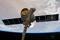 Dragon uchwycony przez Canadarm2