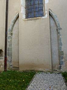 Photographie couleur d'un mur dans lequel un arc gothique n'ouvrant plus sur rien s'inscrit.