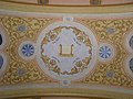Torá rodeada por sus cuatro coronas soportadas por pequeños grifos ornamentales. Fresco del cielorraso de la Sinagoga Dabrowa Tarnowska, Polonia.