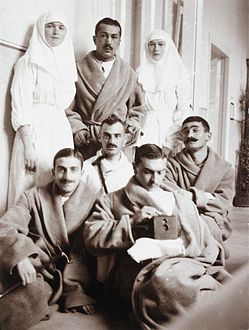 Les grandes-duchesses Olga et Tatiana en infirmières à l'hôpital du palais, Beinecke Library, v. 1915.