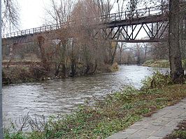 Rednitz bij Fürth-Weikershof; met daarover het enkelsporige railviaduct van de Bibetbahn.