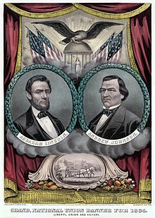 Affiche avec les portraits de Lincoln et de Johnson dans deux médaillons l'un à côté de l'autre. L'arrière-plan est composé d'un rideau rouge ouvert avec un aigle et plusieurs drapeaux américains.