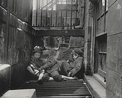 Enfants sans domicile de New York en train de dormir, photographiés par Jacob Riis avant 1914. (définition réelle 2 536 × 2 034)