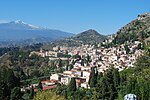 Vy från grekiska teatern med Mt. Etna i bakgrunden