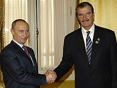 El presidente Vladimir Putin con el presidente Vicente Fox en la reunión de la Cooperación Económica Asia-Pacífico en Santiago de Chile; noviembre de 2004.