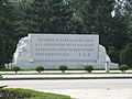 Stele posta presso il monumento, con una frase di Kim Il-sung.