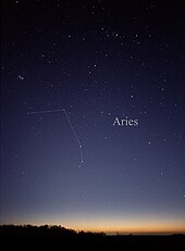 Étoiles vue de nuit, avec un trait blanc reliant les plusieurs étoiles formant la constellation du Bélier.