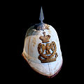 Tropenhelm met punt van het Tweede Franse Keizerrijk, in de stijl van de pickelhaube, met de naam van Ranavalona III, de laatste koningin van Madagaskar.