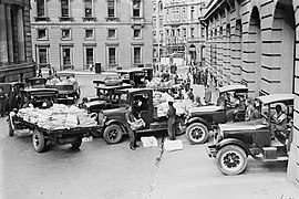 Newspapers being loaded, Sydney, 1920.jpg