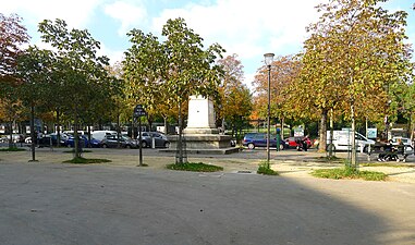 La place avec, en arrière-plan, le boulevard Arago.