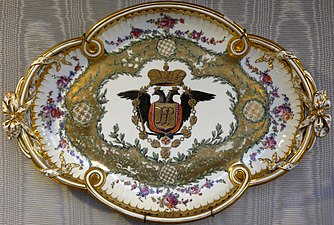 Plat en porcelaine dure, d'un cabaret de huit pièces, décors polychrome et or au chiffre de Paul Petrovitch (1773). Sèvres, musée national de Céramique.