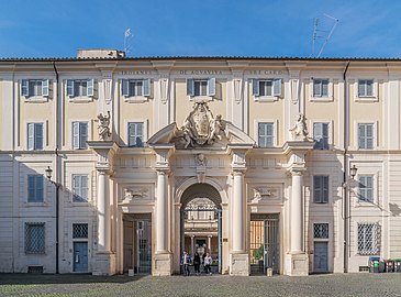 Poortgebouw aan de Piazza di Santa Cecilia.