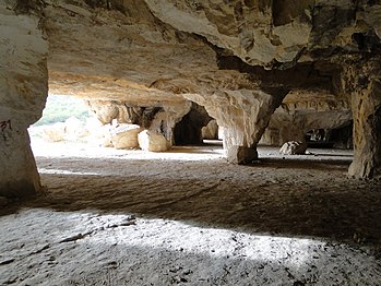 نمایی از درون غار سنگتراشان