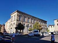 Photographie montrant le Tribunal d'instance de Thiers en gros plan, lieu où était situé la château du seigneur de Thiers jusqu'au XIXe siècle.