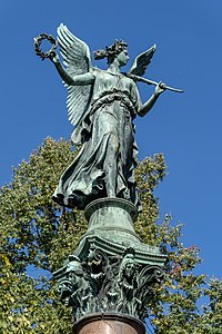 31. Platz: Rainer Halama mit Statue beim Schloss Charlottenburg