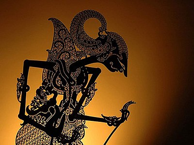 Wayang kulit depicting Prabu Pandu Dewanata with his kris.