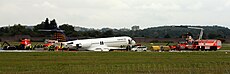 Notgelandete Fokker 100 auf dem Stuttgarter Flughafen