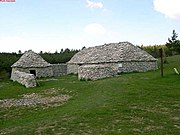 Jas des Terres du Roux avec sa bergerie, sa cabane de berger et sa citerne couverte.