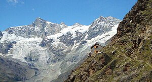 Kinhütte, mit Zinalrothorn und Schalihorn im Hintergrund