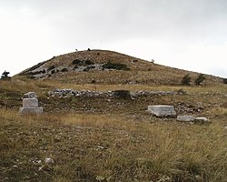 A Lükaion-hegy kelet felől a Zeusz oltárral. Előtte a két oszlop talapzata.