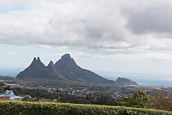 Pohled na vrcholy Trois Mamelles a Mont Rempart z města Curepipe