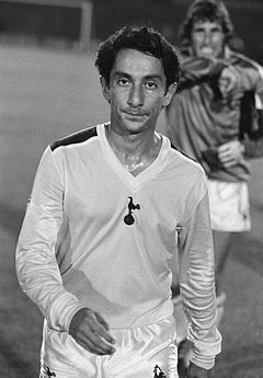 Osvaldo Ardiles (16. září 1981)