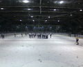 Blick auf die Eisfläche durch das Plexiglas