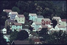 HOUSE OF BOOMER SEEN FROM ACROSS KANAWHA RIVER. THEY ARE LOCATED NEAR THE UNION CARBIDE FERRO-ALLOY PLANT. TOTAL... - NARA - 557405.jpg