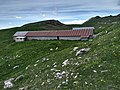 Monte Tombea, la malga di alpeggio, a sinistra il Dosso delle Saette e la Piana degli Stor