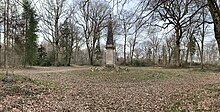 Obélisque à la croisée des chemins forestiers