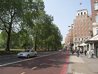 メイフェアとハイド・パークとの間を南北に走るパーク・レーンにある Grosvenor House Hotel と The Dorchester、2007/4/28