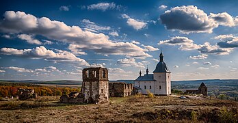 Mosteiro de Pidhora, raion de Terebovlia, região de Ternopil, Ucrânia. As ruínas do mosteiro e as fortificações foram parcialmente preservadas: o portão, a torre defensiva e as celas. Em 1789, o governo austríaco fechou o mosteiro. O altar da igreja da Transfiguração foi transferido para a igreja em Dolyna, a iconóstase para a igreja da aldeia de Nova Mohylnytsia, o grande sino para a igreja da Santíssima Trindade na aldeia de Zarvanytsia. A biblioteca do mosteiro foi parcialmente transferida para o mosteiro de Buchach e parcialmente para a Universidade de Lviv. (definição 3 678 × 1 898)