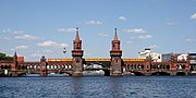 Oberbaumbrücke: links Kreuzberg, rechts Friedrichshain