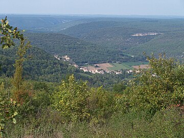 Penne vu de la route forestière de la forêt de Grésigne.