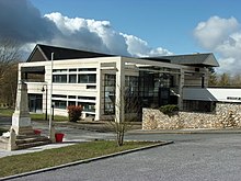 Photographie en couleurs d'un bâtiment moderne et verre et béton.