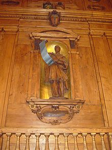 Photo d'une statue en bois d'Hippocrate dans le théâtre anatomique de Bologne.