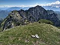 Monte Tombea, il Monte Caplone e sullo sfondo la cima innevata del Monte Pasubio