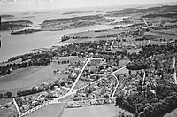 Flyfoto av Nøtterøy, trolig fra 1950-tallet, med Teie foran, Føynland i bakgrunnen og del av Træla til venstre. Foto: Widerøe/Vestfoldmuseene