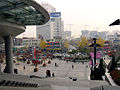 La piazza di fronte alla stazione